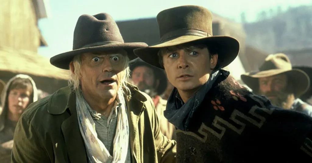 Vahşi Batı kıyafetleri içindeki Doc Brown ve Marty McFly