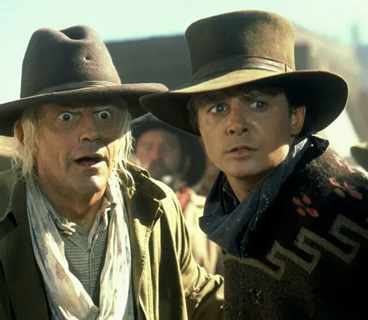 Vahşi Batı kıyafetleri içindeki Doc Brown ve Marty McFly