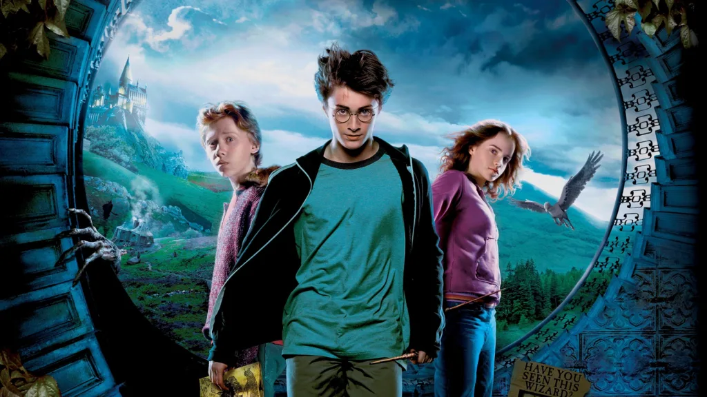 Harry Potter ve Azkaban Tutsağı filminde Harry, Ron ve Hermione; arka planda Hogwarts ve Şahgaga
