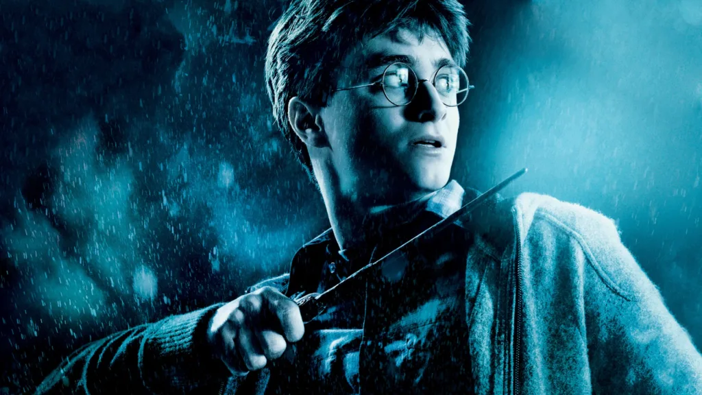 Harry Potter ve Melez Prens filminde yağmur altında asasını tutan Harry
