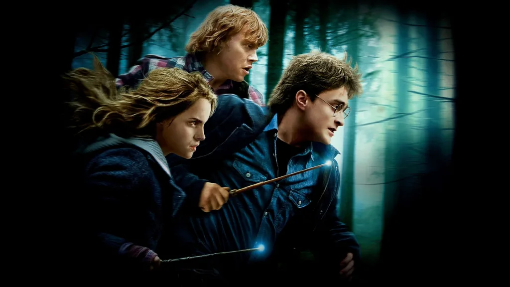 Harry Potter ve Ölüm Yadigârları Bölüm 1 filminde ormanda koşan Harry, Hermione ve Ron