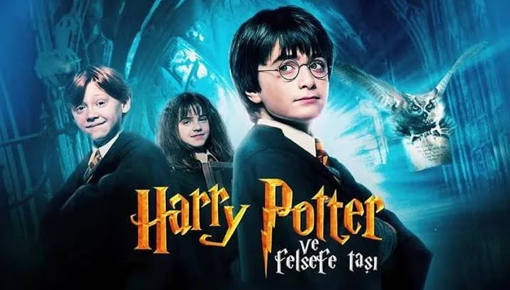Harry Potter ve Felsefe Taşı filminde Harry, Ron ve Hermione Hogwarts'ta